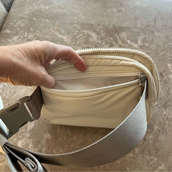 Lululemon Quilted Beige Crossbody Bag 1L - Picture 4 of 6